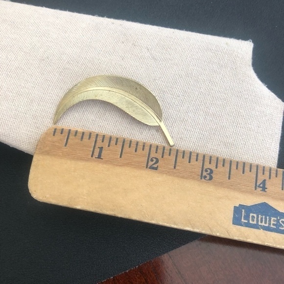Vintage Gold Tone Leaf Brooch - Picture 3 of 3